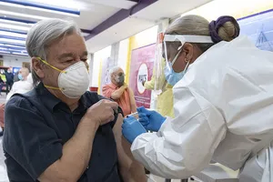 Các nước giải bài toán dân ngại đi tiêm vaccine ngừa COVID-19