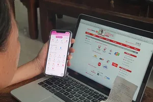 Đang bị phong tỏa, đóng tiền điện, nước bằng cách nào?