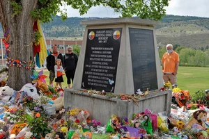 Những ngôi mộ trẻ em bản địa và nỗi đau của Canada