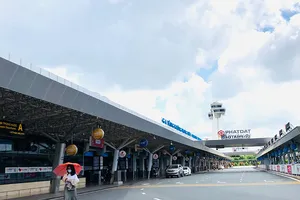Ngưng bay đến TP.HCM, nhiều sân bay 'đóng băng'
