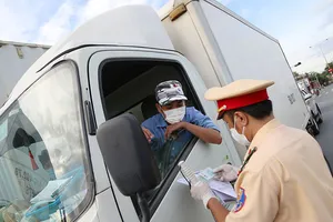 Lý do nhiều nơi vẫn kiểm tra giấy xét nghiệm COVID-19 tại chốt