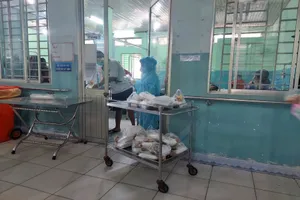 Chuyện ở bệnh viện điều trị COVID-19: F0 cũ chăm lo F0 mới