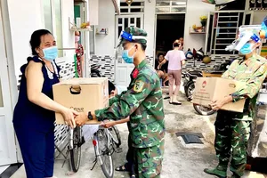 Trao nhanh tiền quà hỗ trợ, đi chợ giúp dân...