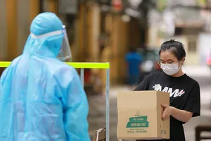 Ngày đầu đi chợ hộ: Siêu thị sẵn sàng nhưng còn gặp khó