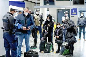 COVID-19: EU cấm người từ Israel và Mỹ nhập cảnh