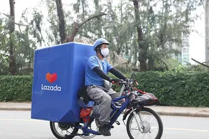 Tăng shipper để kịp đưa cá, rau… đến người dân TP.HCM