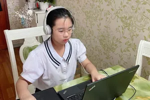 Học trò tiểu học hào hứng tựu trường online
