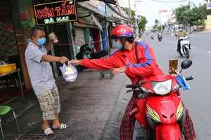 Hàng quán mở bán online nhưng phí giao hàng quá cao