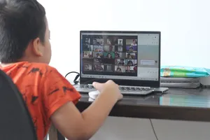 Cô trò tiểu học chật vật với học online