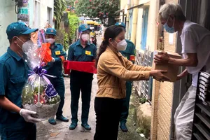 Xúc động chuyện giao tro cốt người mất do COVID-19