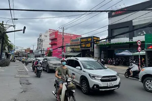 TP.HCM: Xe buýt, taxi, xe hợp đồng đã sẵn sàng chở khách