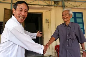 Đôi mắt của người cha suốt 15 năm kêu oan cho con