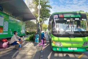 Gỡ khó cho xe buýt TP.HCM sau giãn cách