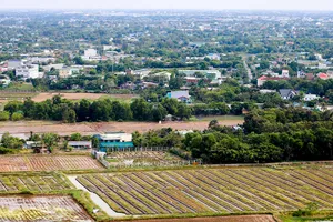 Tìm 'áo đẹp' cho Bình Chánh lên thành phố