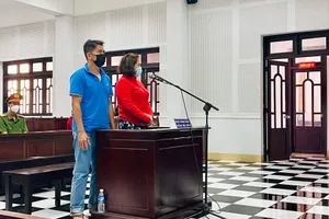 Đang đòi bồi thường oan thì bị khởi tố: 2 bị cáo im lặng tại tòa