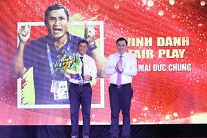 Chả lẽ HLV Mai Đức Chung thua ông Alen Stajcic?