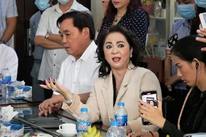 Vì sao bà Nguyễn Phương Hằng bị tạm hoãn xuất cảnh?