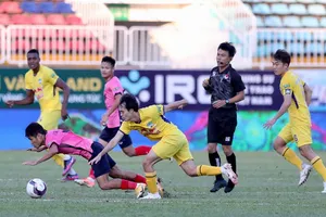 HLV Kiatisak hết bài hay chờ tung chiêu ở Champions League?