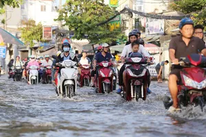 Sụt lún gây ngập úng ở TP.HCM