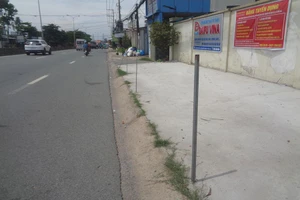 Lề đường trên quốc lộ 1K đã hết bẫy