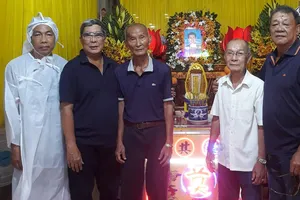 Chi hội Cựu cầu thủ và các cầu thủ đàn em, đồng nghiệp đến chia buồn với cựu tuyển thủ Đỗ Khải. Ảnh: CHCCT