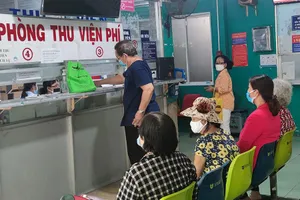 Người dân đến BV Phú Nhuận, TP.HCM khám chữa bệnh. Ảnh: NGUYỄN HIỀN