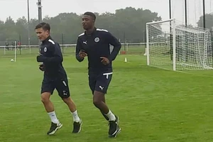 Quang Hải đến Pháp: “Âu” cổ vũ, “Á” dè bỉu