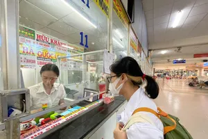 Khách chờ hàng giờ để lấy vé điện tử ở bến xe, vì sao?