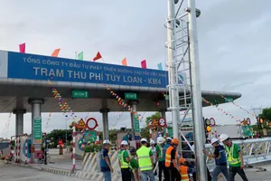Đẩy nhanh lắp đặt thiết bị trạm thu phí không dừng trên cao tốc