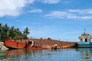 Sà lan trôi dạt trên biển: Ai có quyền sở hữu?