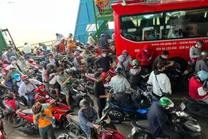 TP.HCM: Tránh kẹt đường gặp kẹt phà, tính sao? 