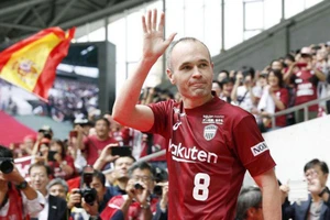 Fan Nhật quyên góp tiền tạc tượng Iniesta ở Kobe