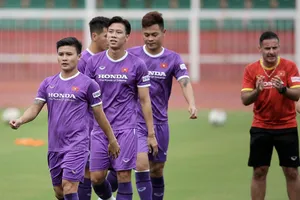 Ngồi dự bị liên miên, Quang Hải về nước