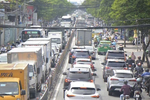 Cần xây nhiều cầu giải quyết ùn ứ cho khu Nam TP.HCM