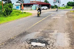 Thi công điện gió làm hư đường nhưng chậm sửa chữa