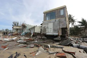 Bờ bị xé toạc, biển 'nuốt' nhiều nhà dân miền Trung