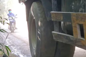 Dân khổ vì xe tải “cày xới” đường dân sinh