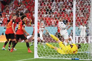 Khi những ngôi sao trong khung thành bị... ném đá