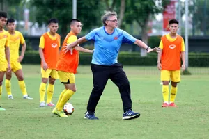 HLV Troussier đến Việt Nam: Báo Thái cảnh báo, báo Indonesia chê