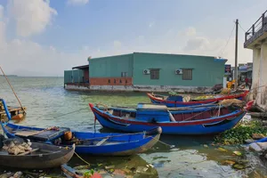 Đê Đông ngăn mặn gánh cả trăm công trình trái phép