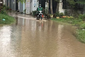 Dân khổ vì đường ngập, gây nguy hiểm