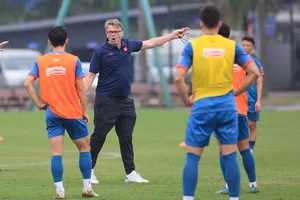 Khi ông Troussier mong học trò có chỗ chơi ở CLB…