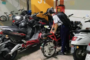 Nhà trọ cấm người thuê sạc xe điện vì sợ cháy nổ