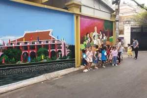 Người dân cùng chính quyền dẹp nạn dán, vẽ bậy nơi công cộng