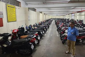 Phụ huynh TP.HCM phản ánh tiền giữ xe học sinh quá quy định