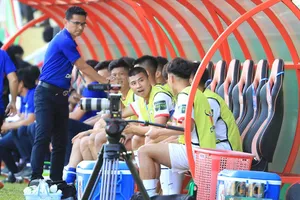 HLV Kiatisak “binh” thế nào trước nhà vô địch V-League?