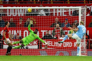 Cả thế giới “ném đá” MU sau trận derby