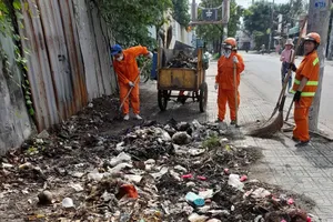 Sau khi báo phản ánh, phường đã ra quân xử lý nạn xả rác