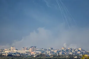Israel tấn công mạnh Dải Gaza, bất ngờ đột kích Bờ Tây