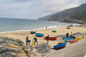 Biển Quy Nhơn xanh hơn nhờ mô hình quản lý rác